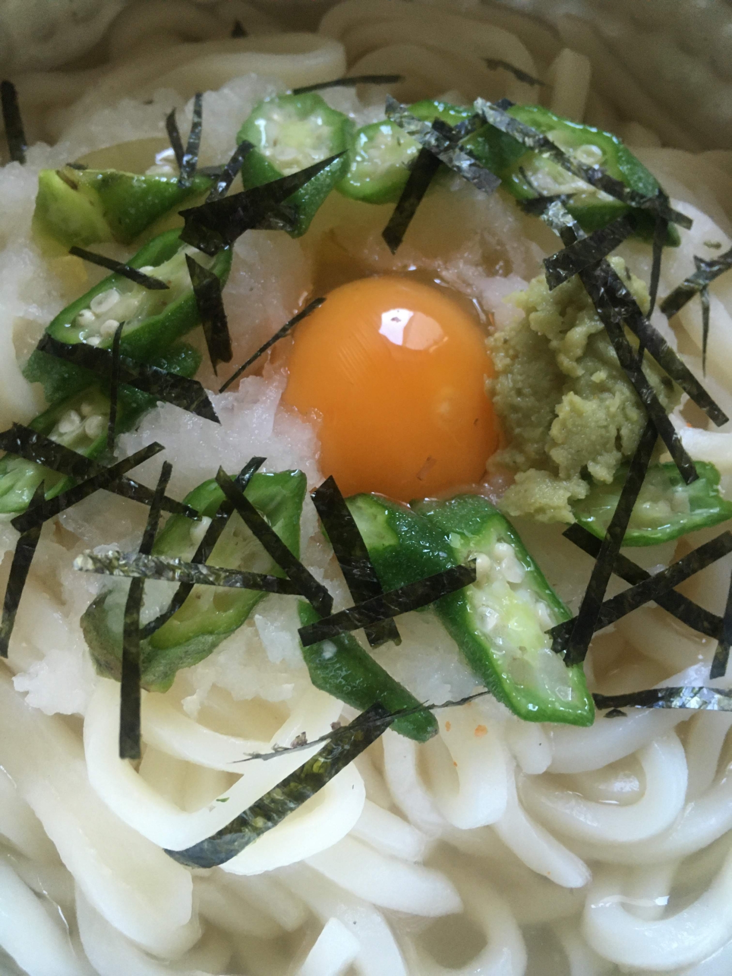 オクラのおろし釜玉うどん