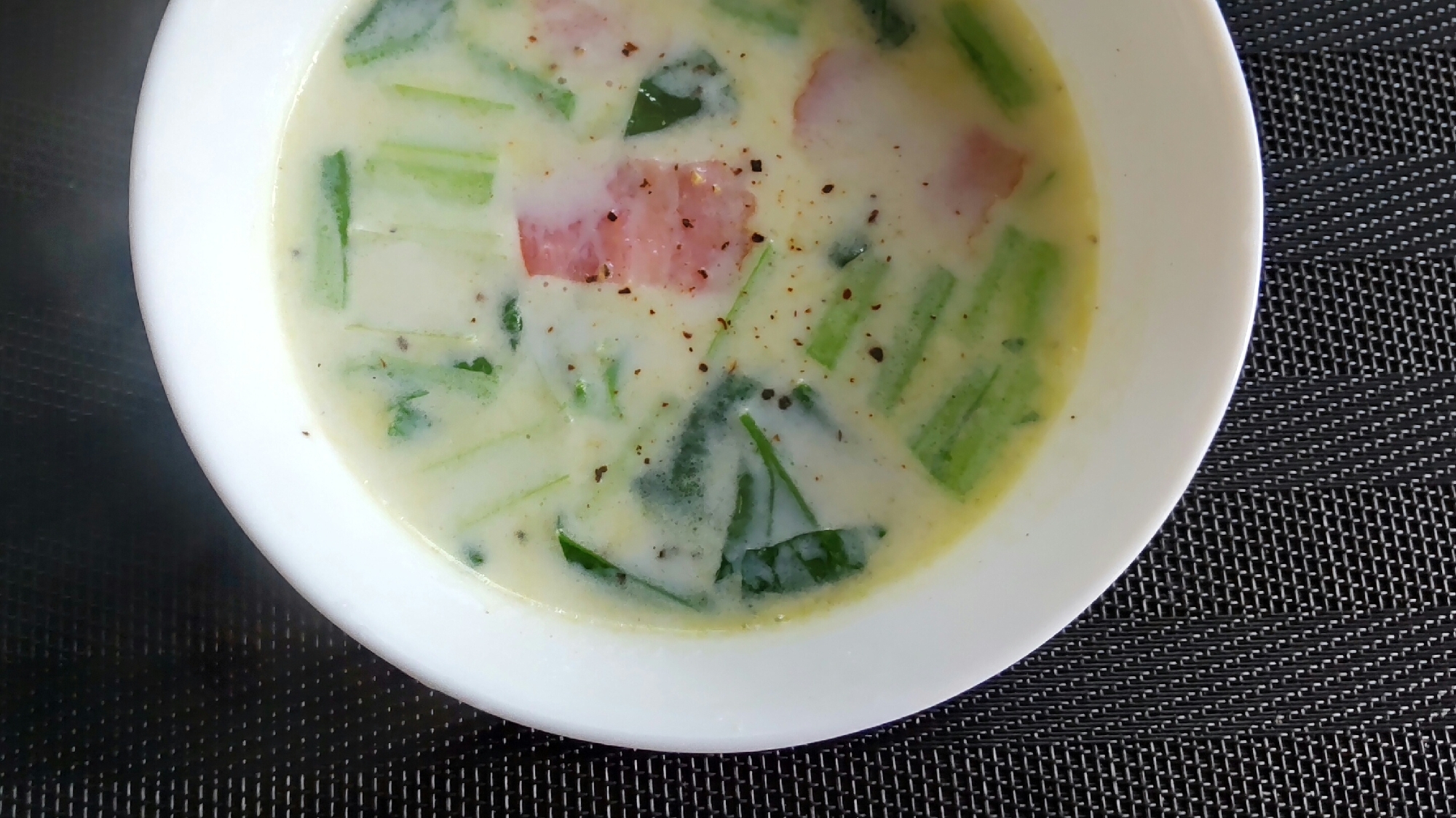小松菜とベーコンのミルクスープ