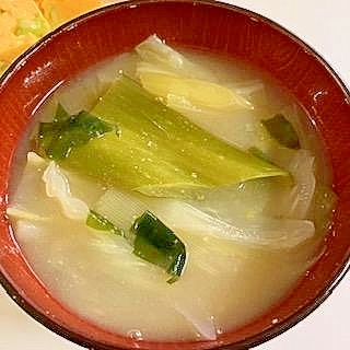 きゃべつ・長ねぎの青い部分・わかめの味噌汁