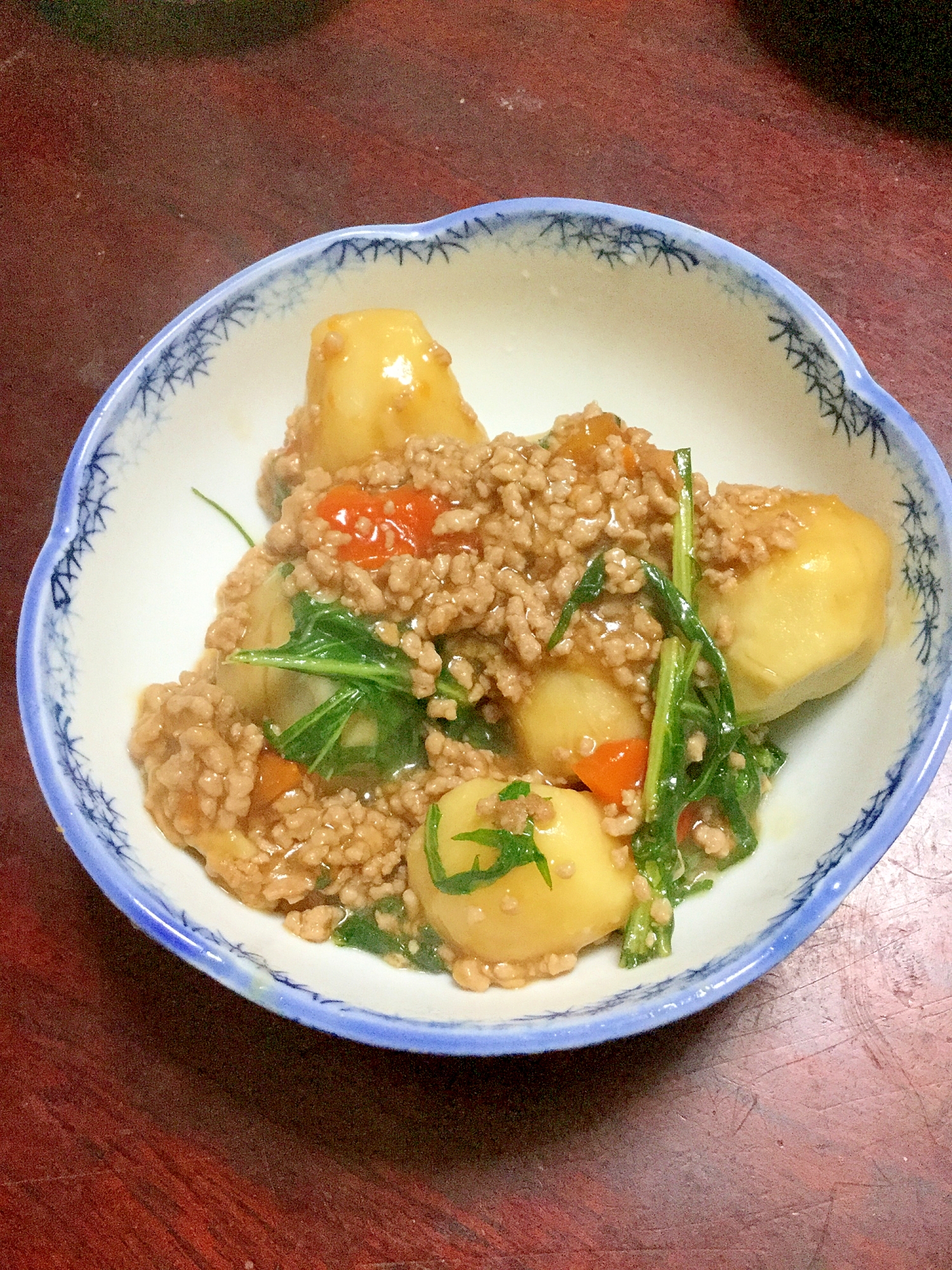 里芋と水菜とニンジンのそぼろ煮。