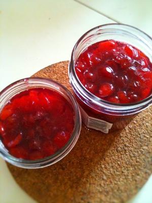 ガラス容器に入れたさくらんぼジャムがふたつ並ぶ様子