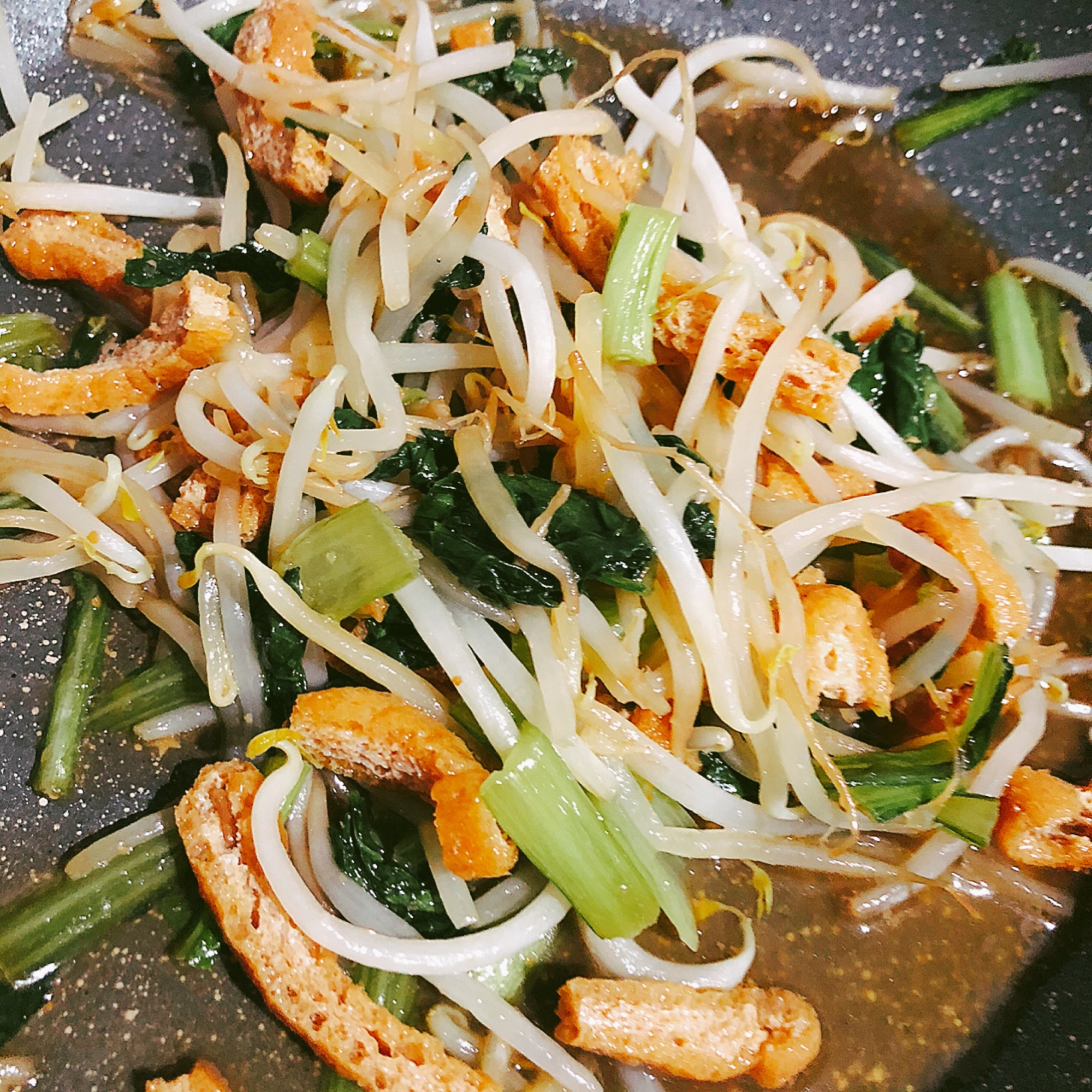 味付けはめんつゆのみ！もやしと小松菜の油揚げ炒め