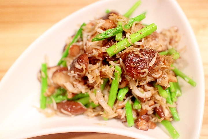 椎茸と釜揚げしらすとミニアスパラのバター醤油炒め