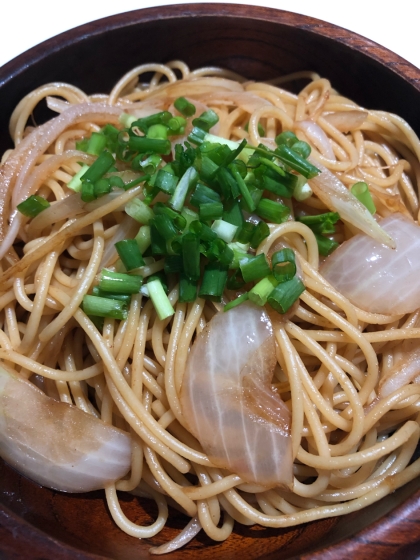 昨日茹でておいたスパゲッティと余っていた粉末焼きそばソースが役立ちましたー！レシピありがとうございます。普通の焼きそばより美味しかったです(〃ω〃)