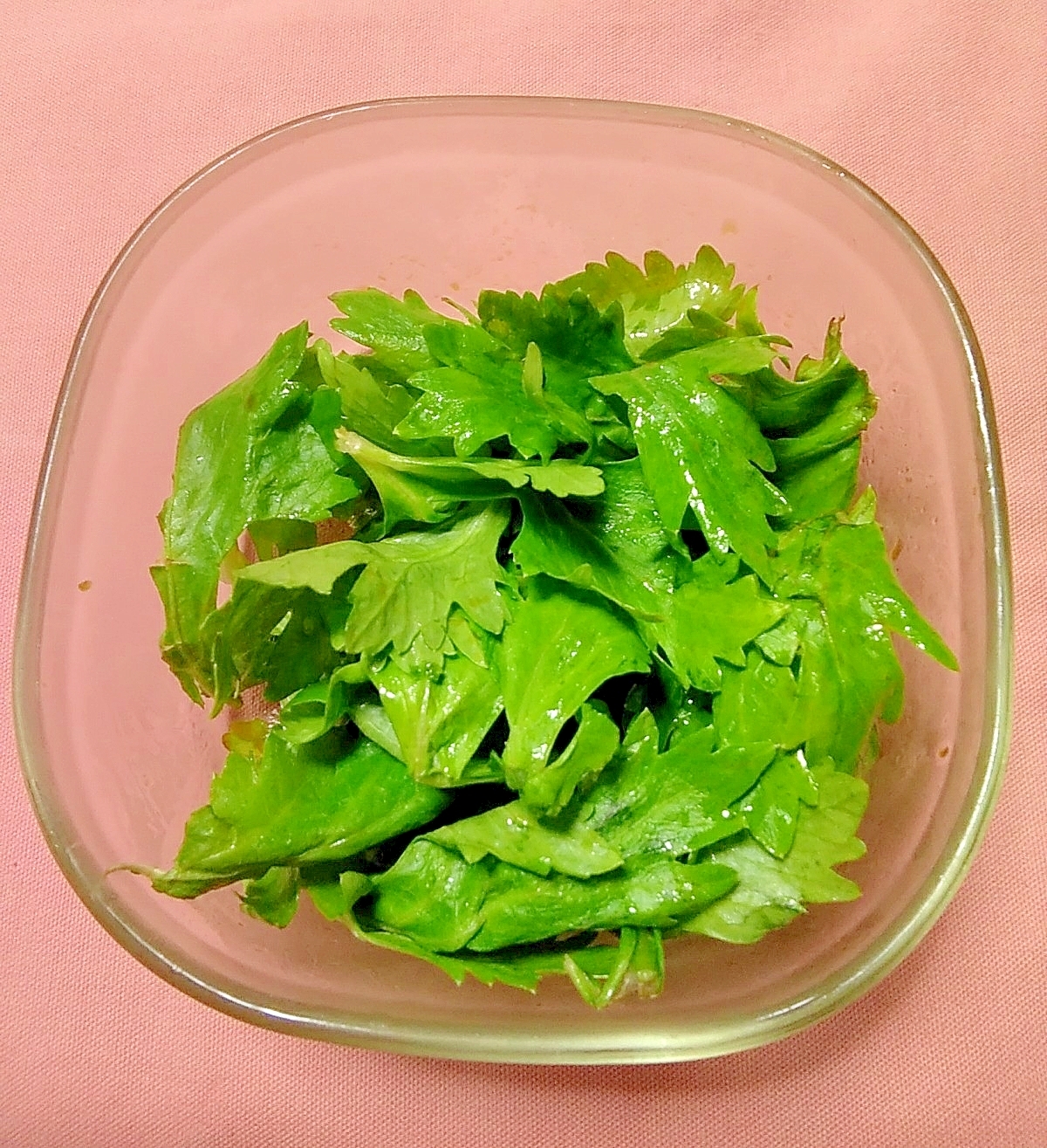 セロリの葉の簡単サラダ