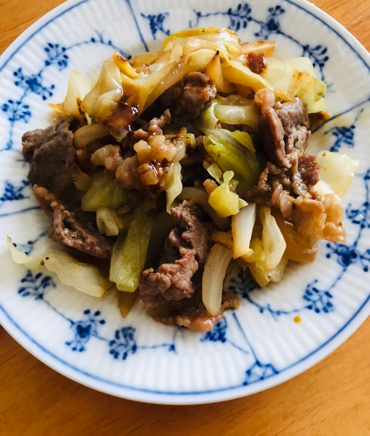 牛こま肉とキャベツ、玉ねぎの辛子炒め