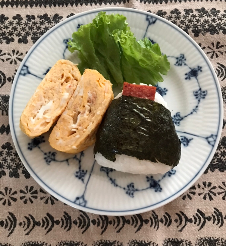 スパム海苔巻きおむすびの朝ごはん