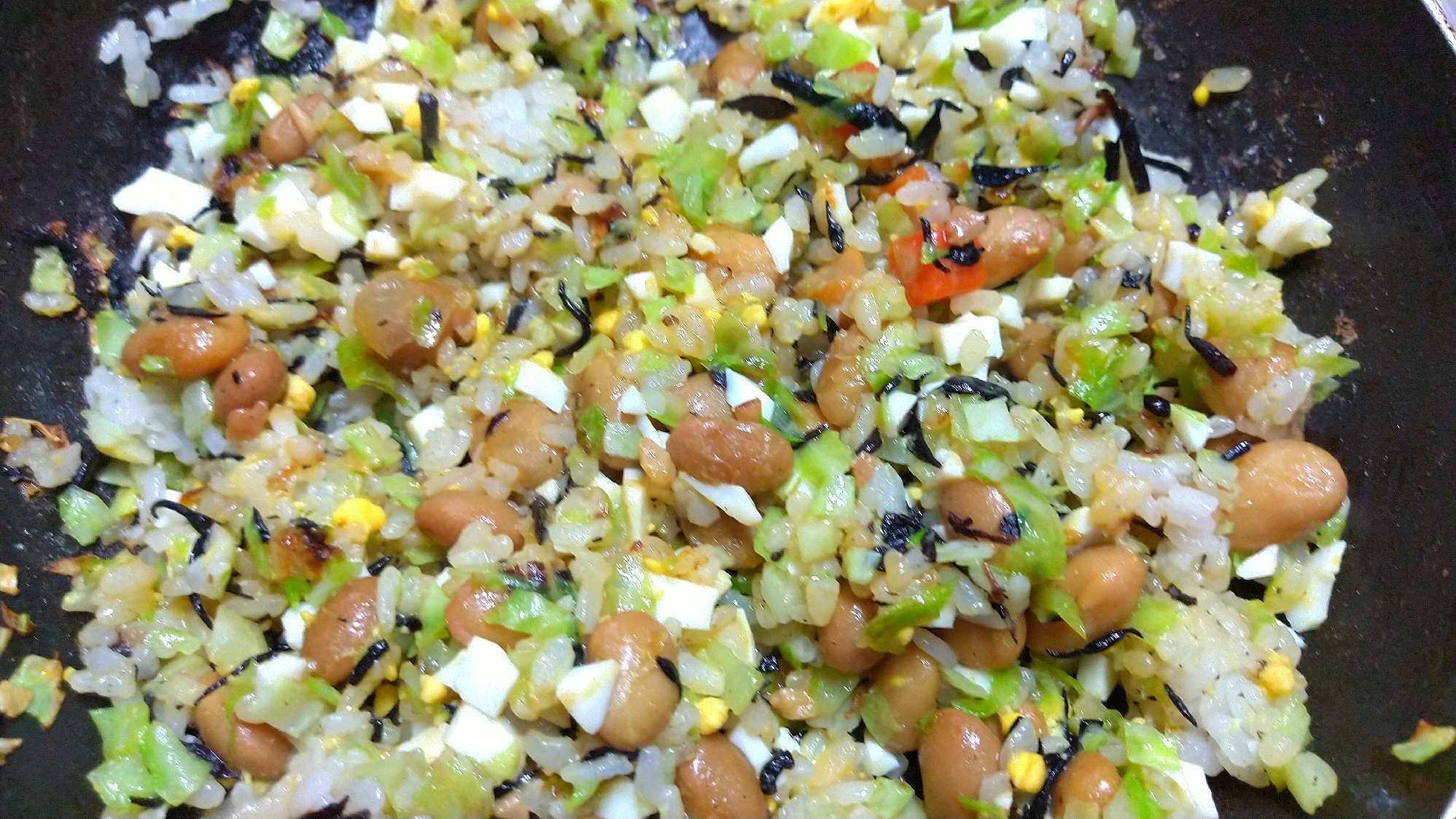 ひじき入り大豆と ゆで卵とキャベツのご飯 炒め
