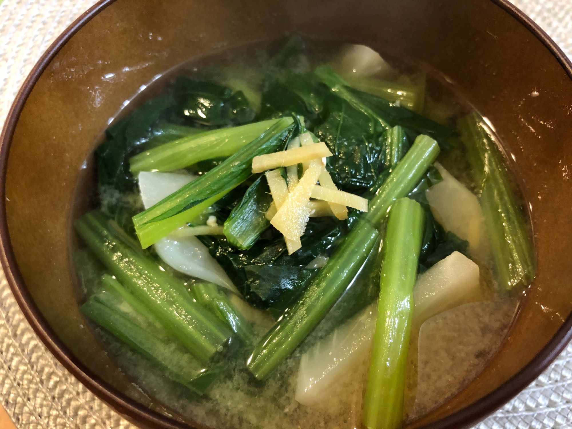 野菜たっぷり♫小松菜とカブのほっこり生姜お味噌汁