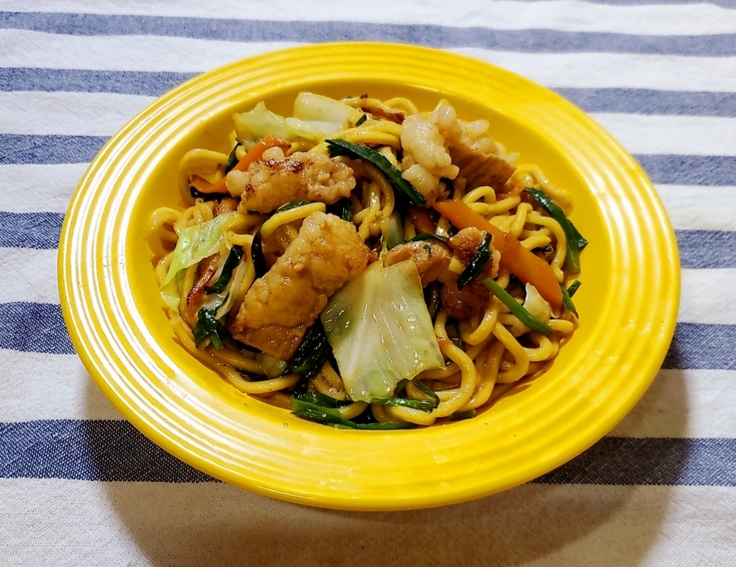 黄色の皿に盛られたホルモン焼きそば