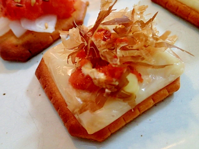 チーズと鮭フレークの焼きクラッカー