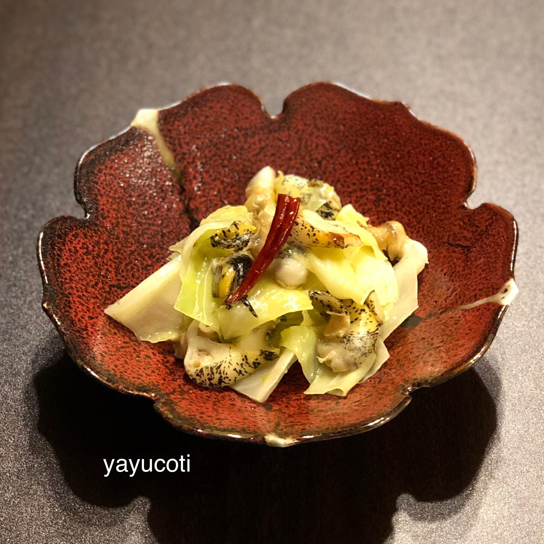 つぶ貝とキャベツのペペロンチーノ風炒め