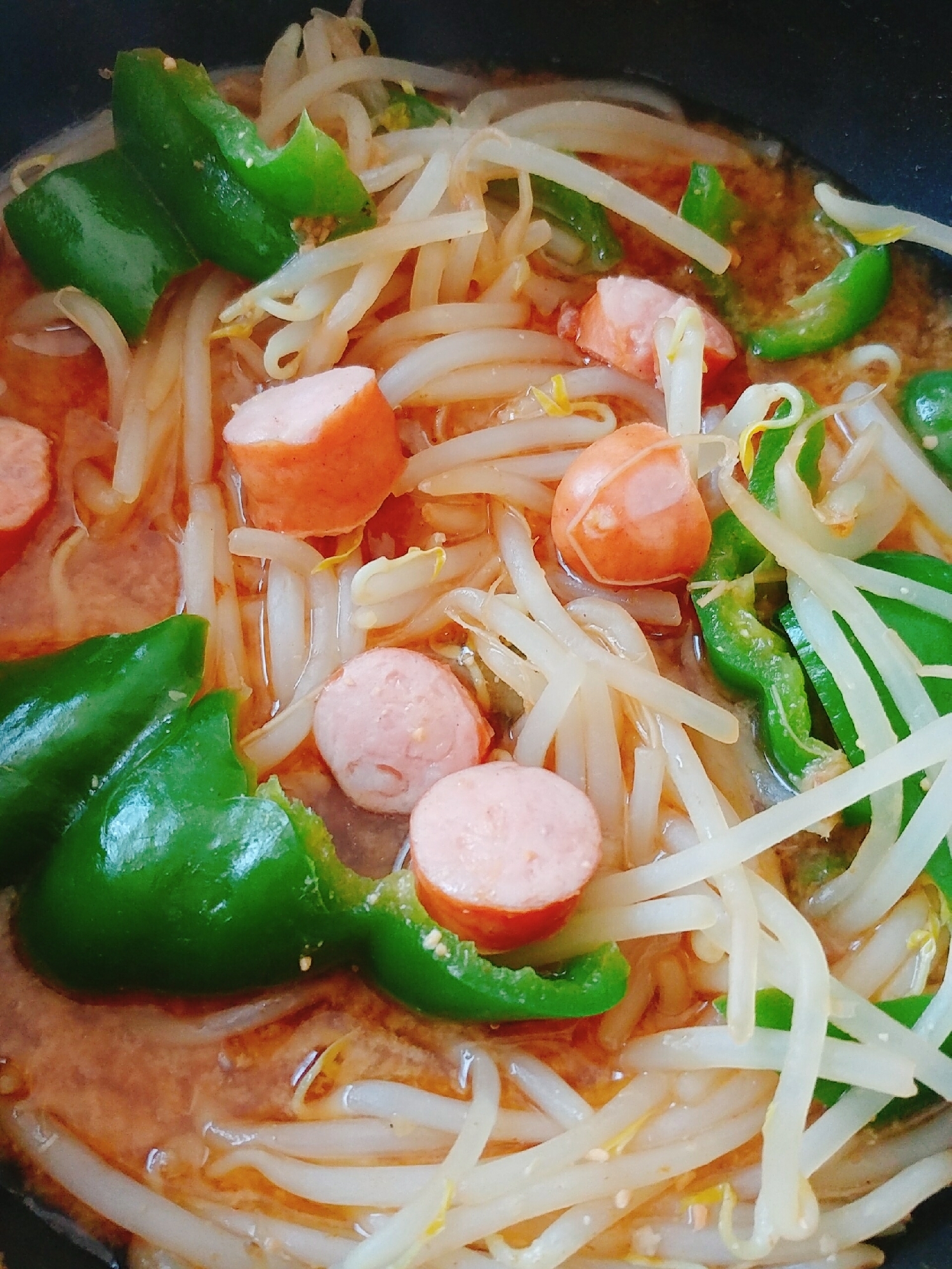 鰹粉で☆ウインナー　ピーマン　もやしの味噌汁