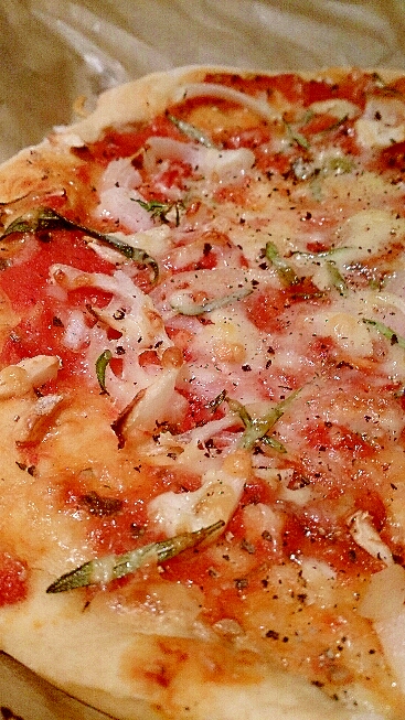 にんにく、ローズマリー、たまねぎのシンプルピザ。