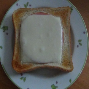 ハムとチーズの簡単トースト