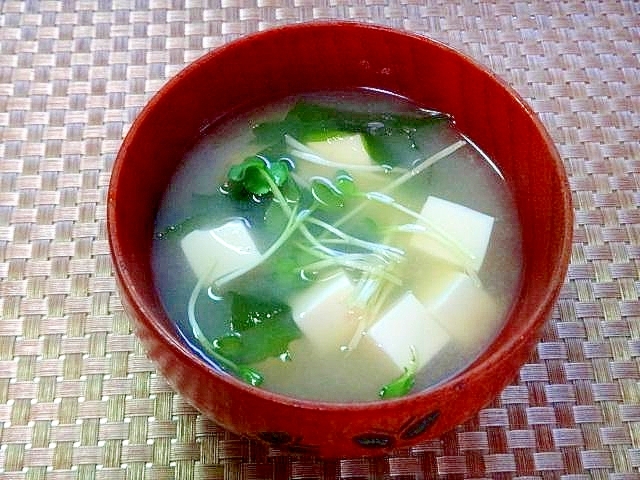 豆腐とわかめかいわれ大根の味噌汁