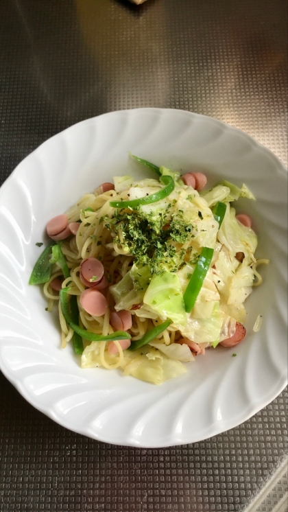 キャベツとピーマンとウインナーの焼きそば