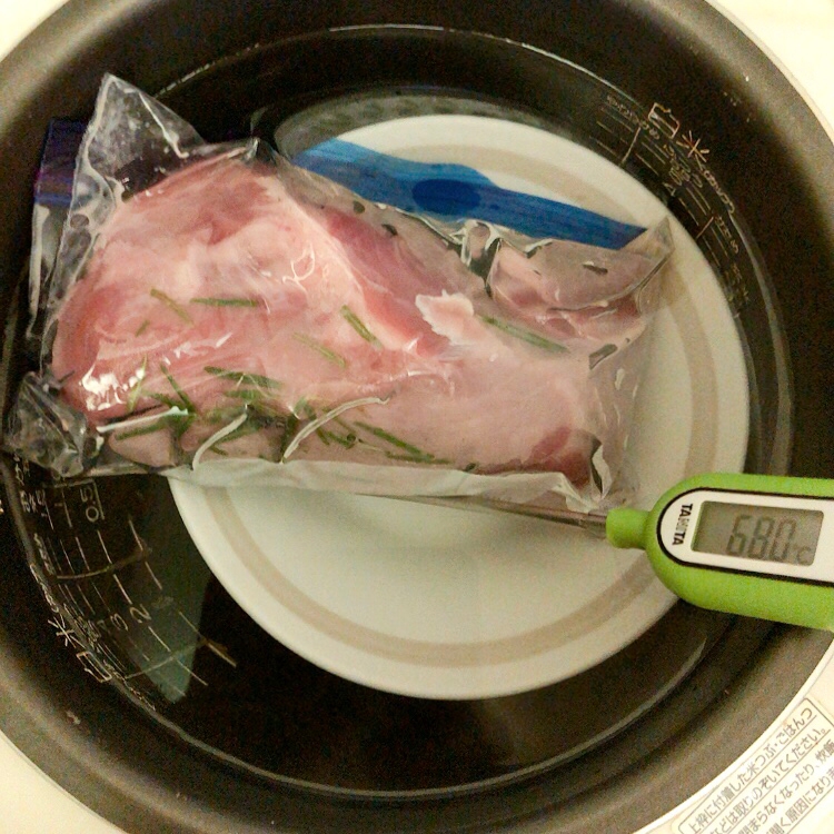 豚肩肉のローストポーク 塩ハーブ焼き 低温調理 レシピ 作り方 By M H 楽天レシピ 豚肩肉のローストポーク 塩ハーブ焼き 低温調理 レシピ 作り方 By M H 楽天レシピ