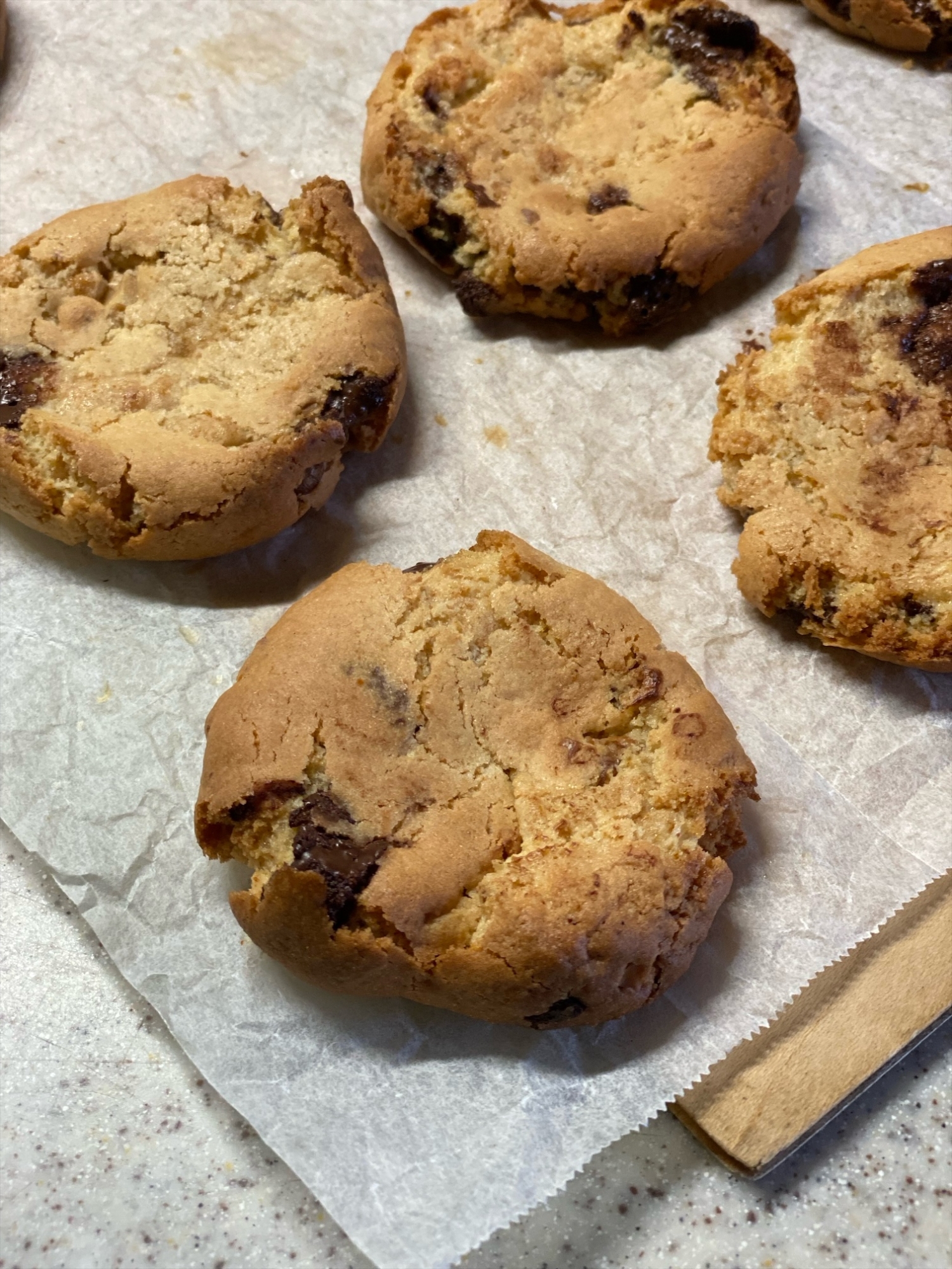 混ぜて焼くだけ！くるみチョコのアメリカンクッキー