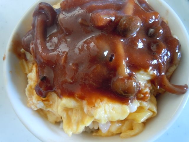 キノコのソースのオムレツ丼