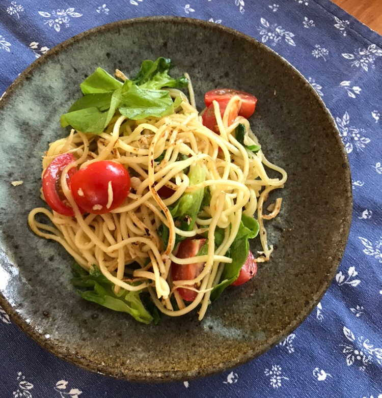 ミニトマトとサラダ菜のシーザ焼きそば