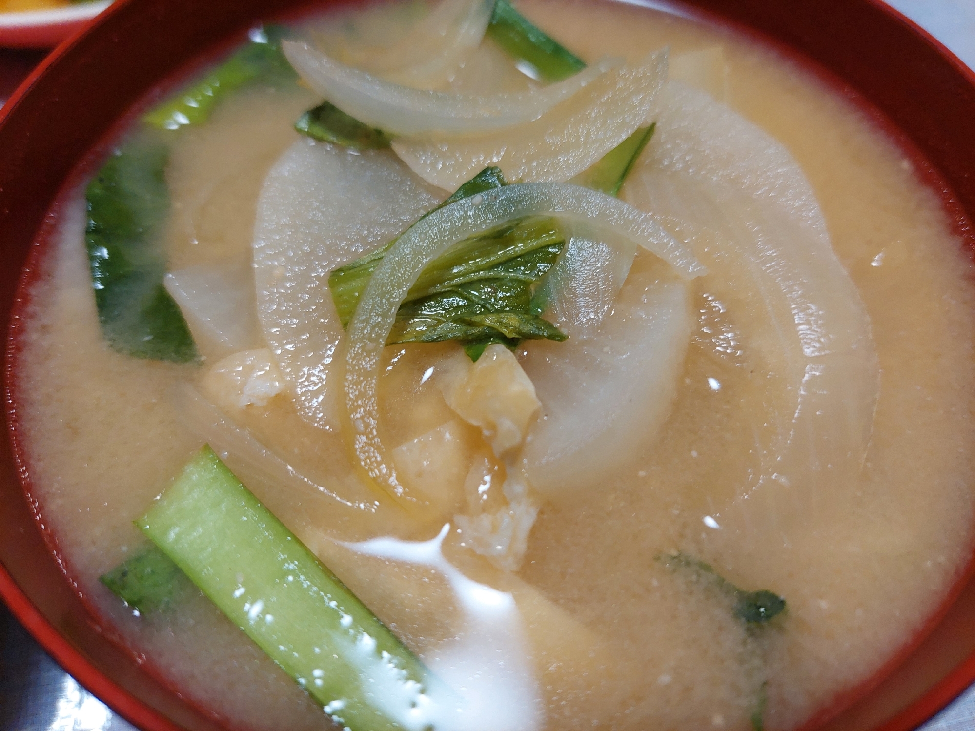 玉ねぎと小松菜と油揚げのお味噌汁