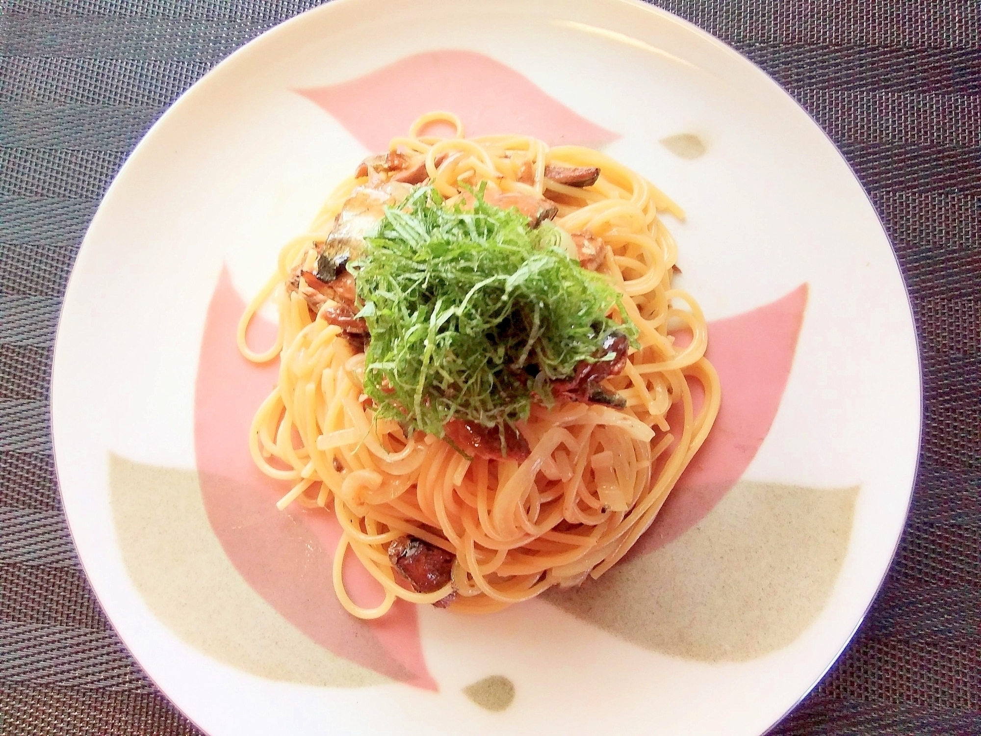 秋刀魚の蒲焼きの缶詰と新玉ねぎのパスタ