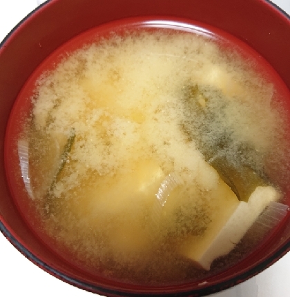豆腐とワカメのお味噌汁