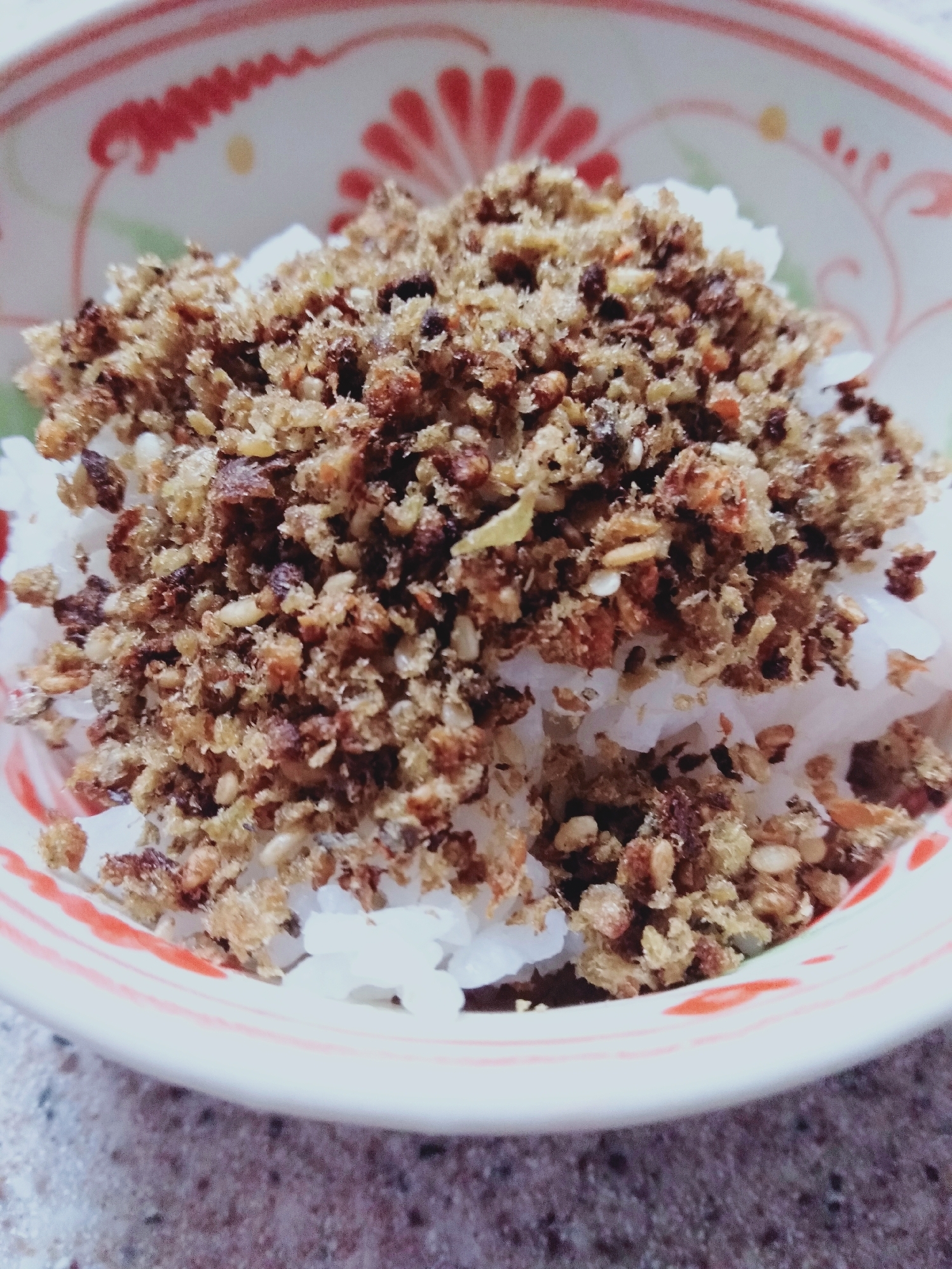 ご飯にふりかけがのっている様子
