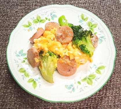 ブロッコリーと魚肉ソーセージの卵炒めꕤ୭*
