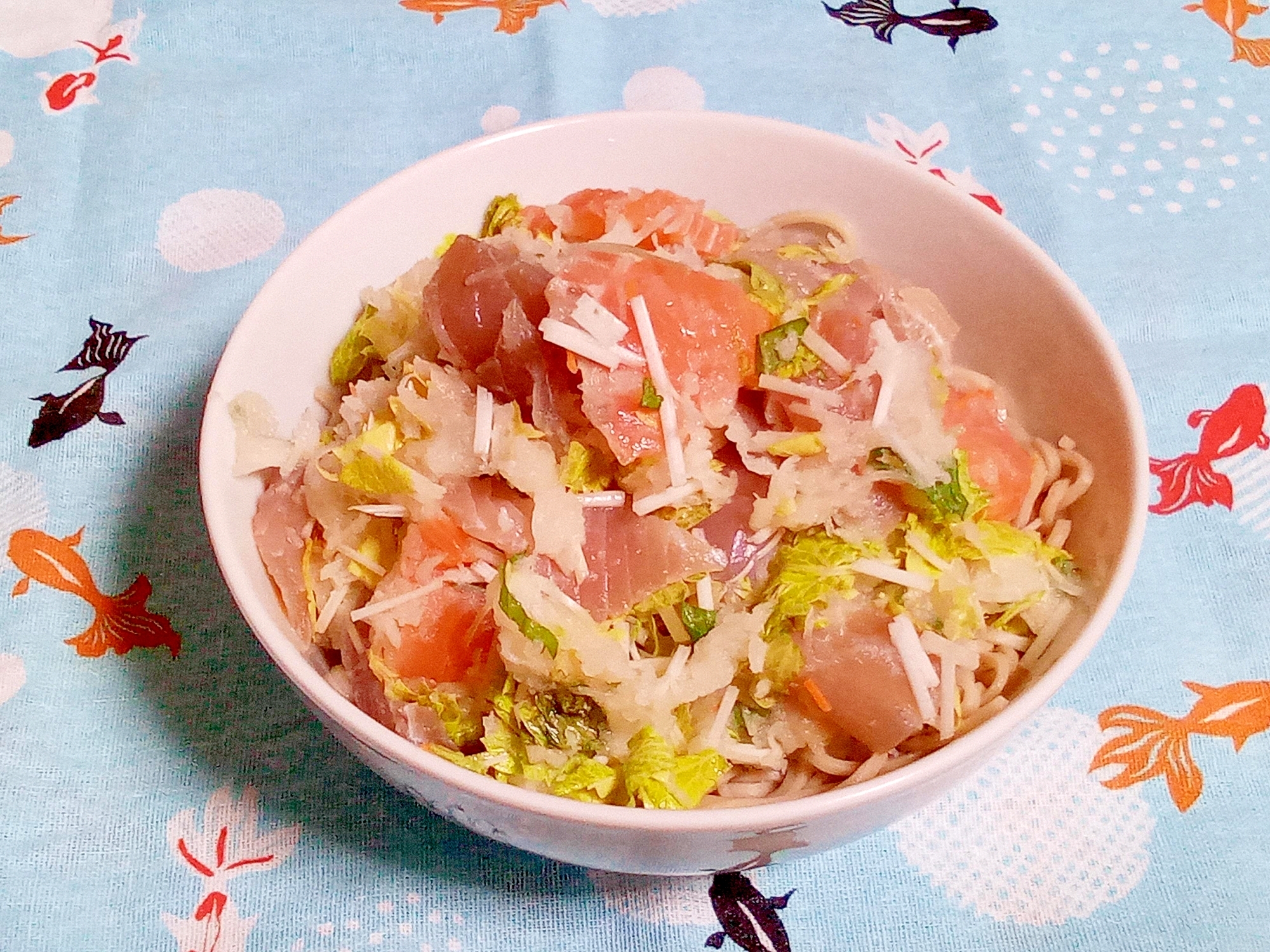 流水麺でマグロとサーモンのぶっかけおろし蕎麦