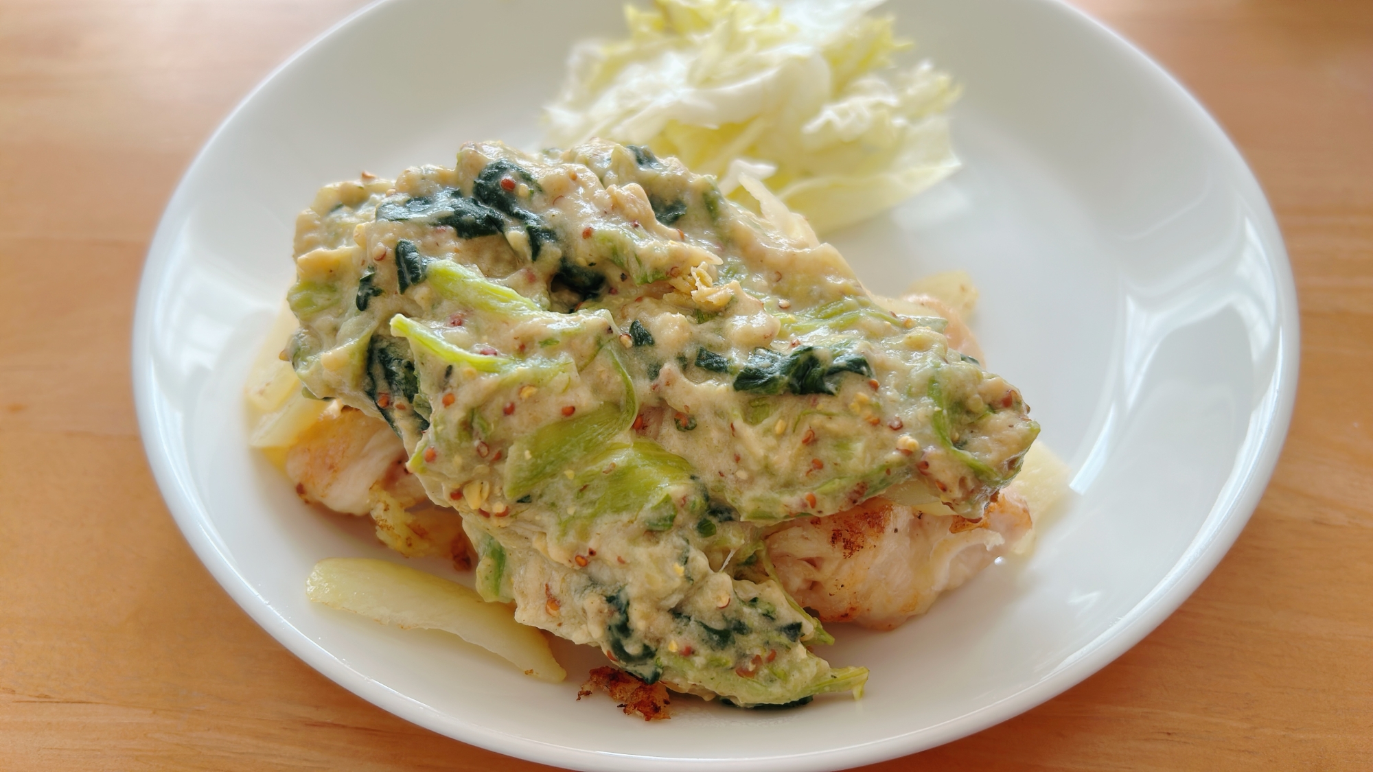 ボリューム満点！鶏胸肉のほうれん草のクリーム掛け