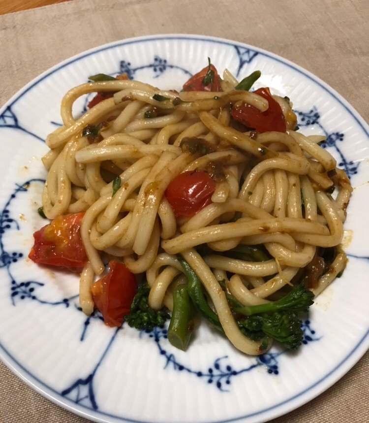 スティックセニョールとミニトマトのカレー焼うどん