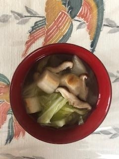 キャベツ、椎茸、焼き麩のお味噌汁