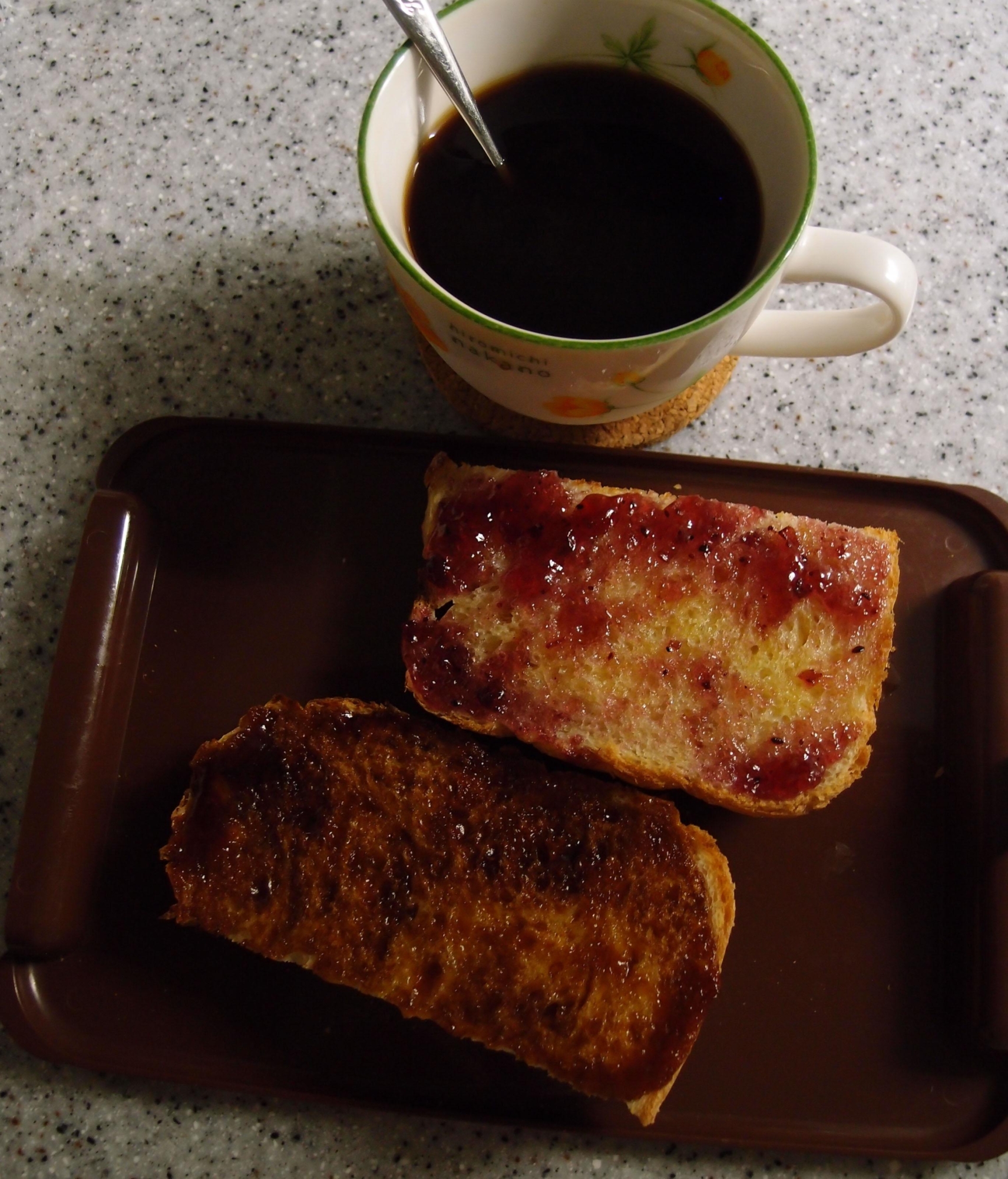 バタージャムトーストと餡バタートーストの朝食