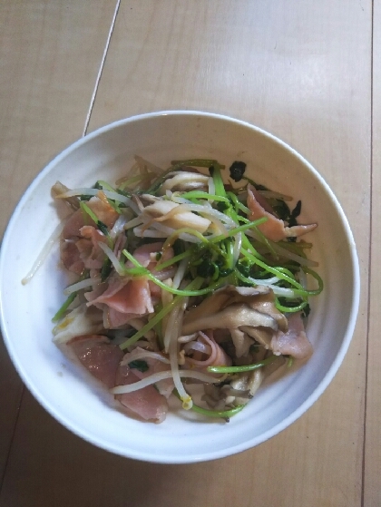 エリンギのかわりに舞茸で作ってみましたー。
簡単で美味しくできました。
また、豆苗がのびてきたら作りたいと思います。