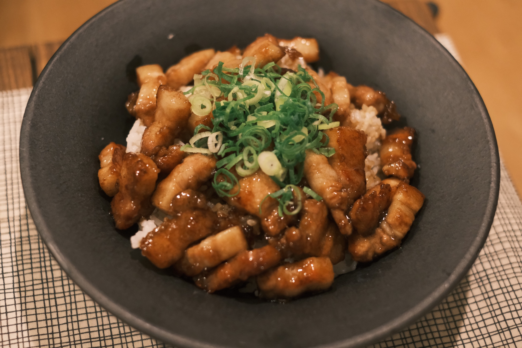 甘辛厚切り豚バラ丼