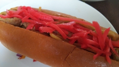 紅しょうがたっぷり焼きそばのホットドッグロールパン