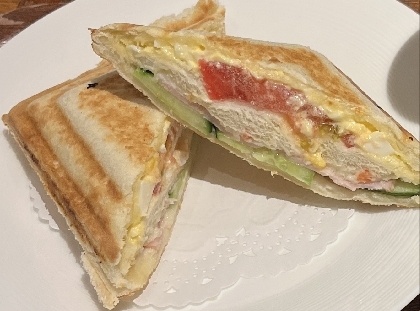 トマトとチェダーチーズのホットサンド