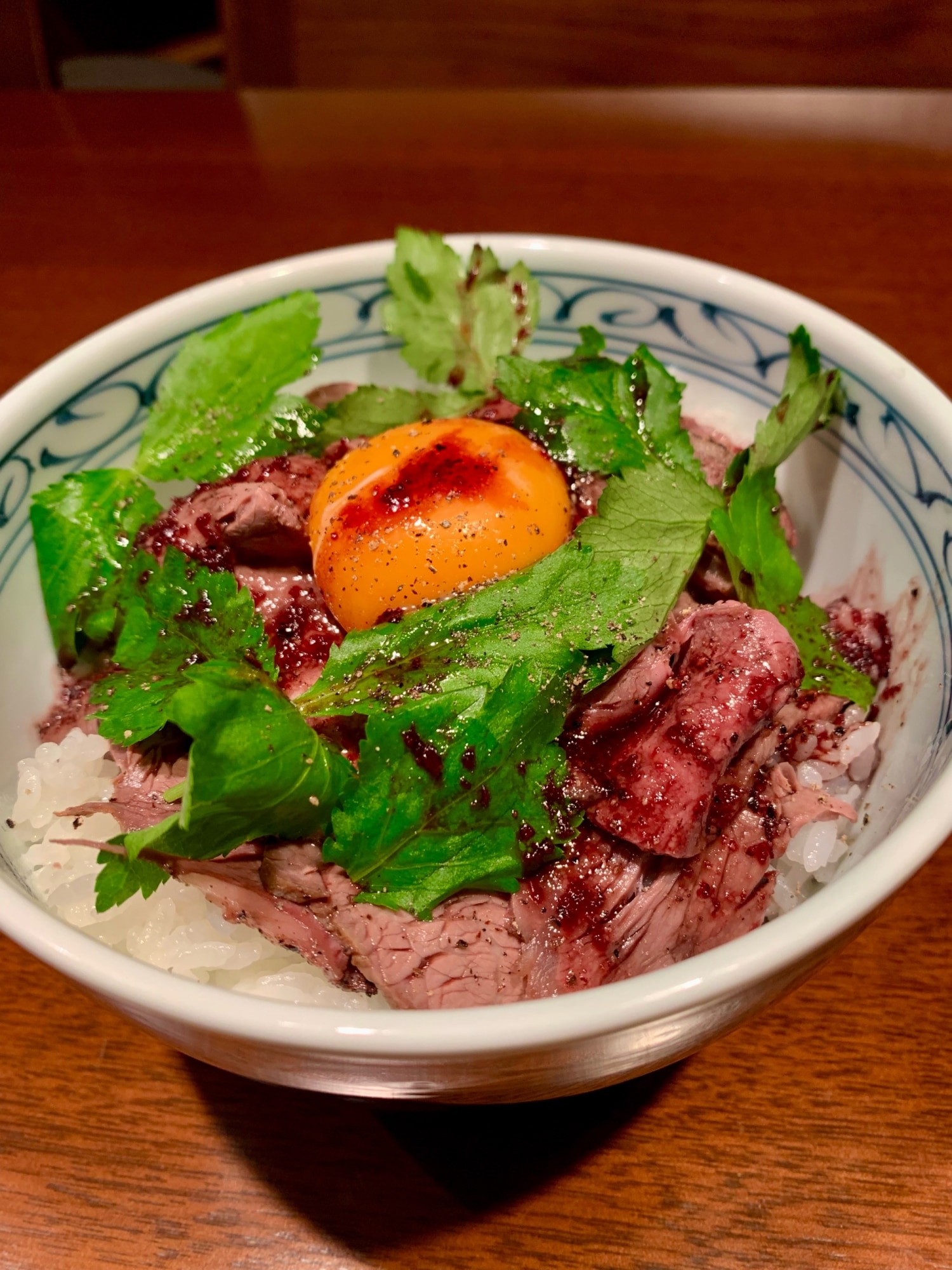 自家製赤ワインソースで作るローストビーフ丼