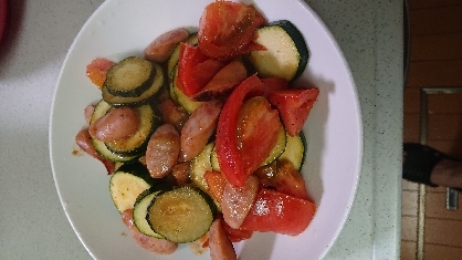 相性抜群♡ズッキーニとソーセージのトマト炒め