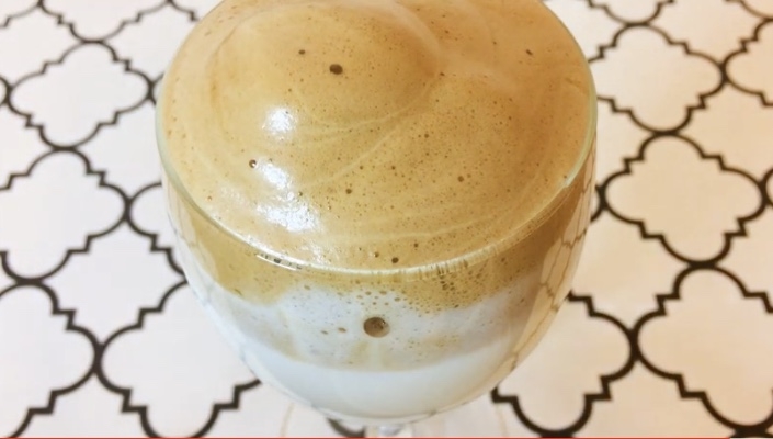 かなり簡単！ダルゴナコーヒーの作り方。