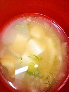 豆腐、ねぎ、玉ねぎの味噌汁
