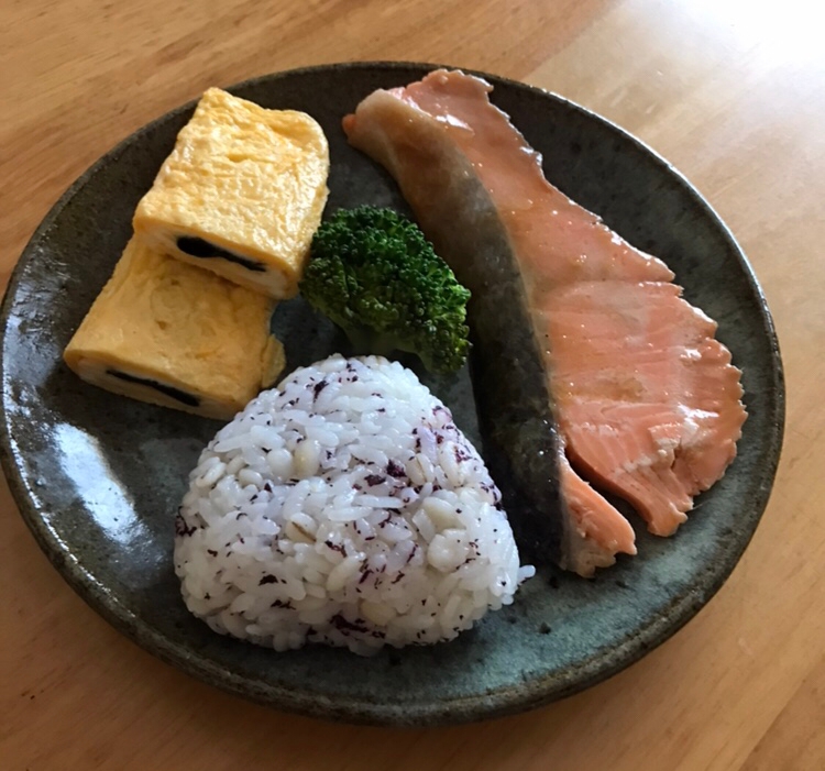 ゆかりおむすびと鮭の照り焼きの朝ごはん