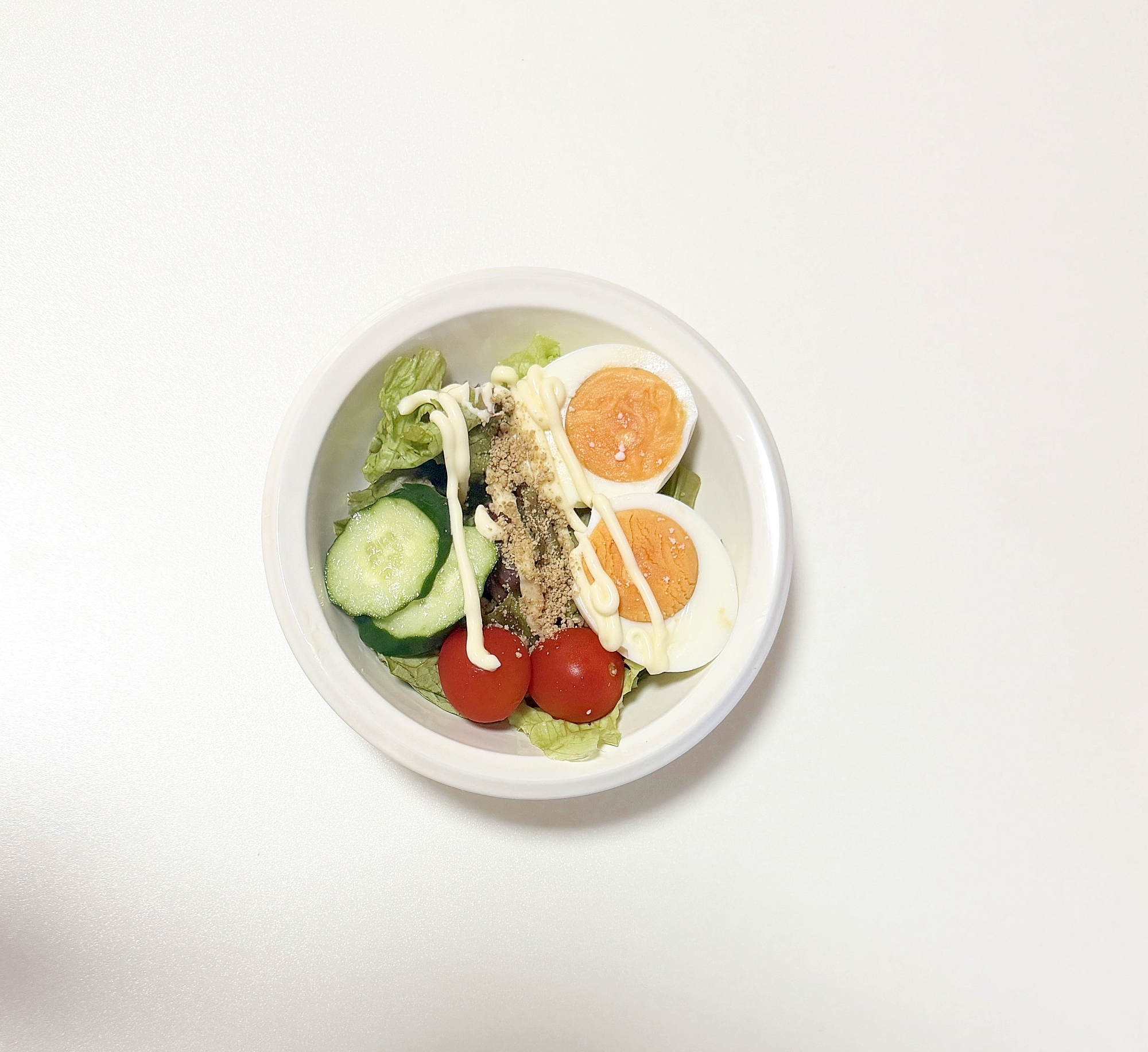 ゆで卵入り野菜サラダ