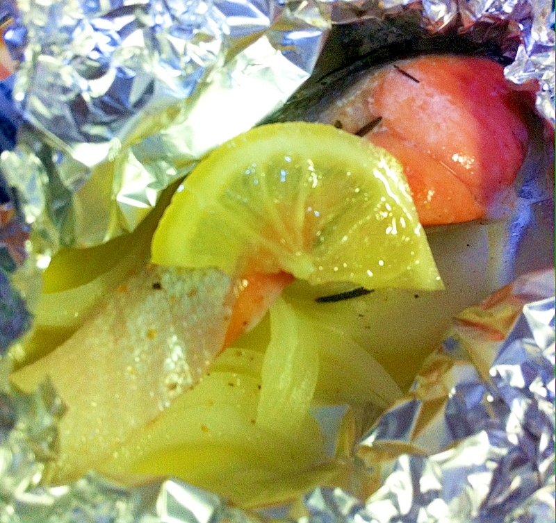 鮭と新玉ねぎのホイル焼き 塩レモン添え