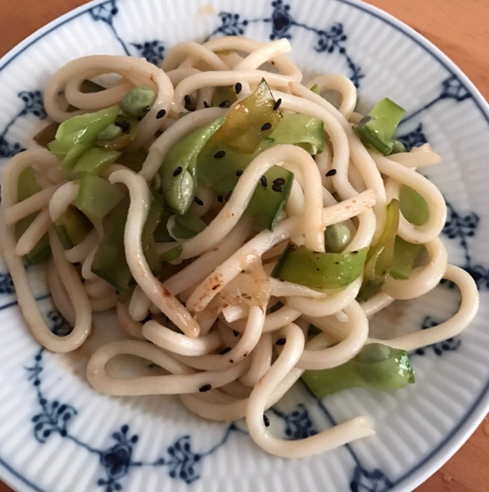 絹さやと黒ごまの焼うどん