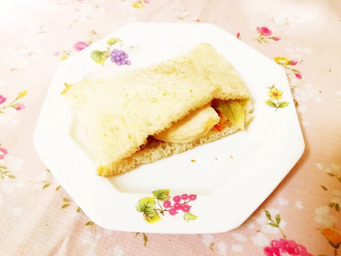 梅風味♪鶏ハムと野菜炒めのサンドイッチ