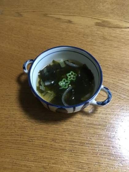 オクラと玉ねぎのわかめスープ