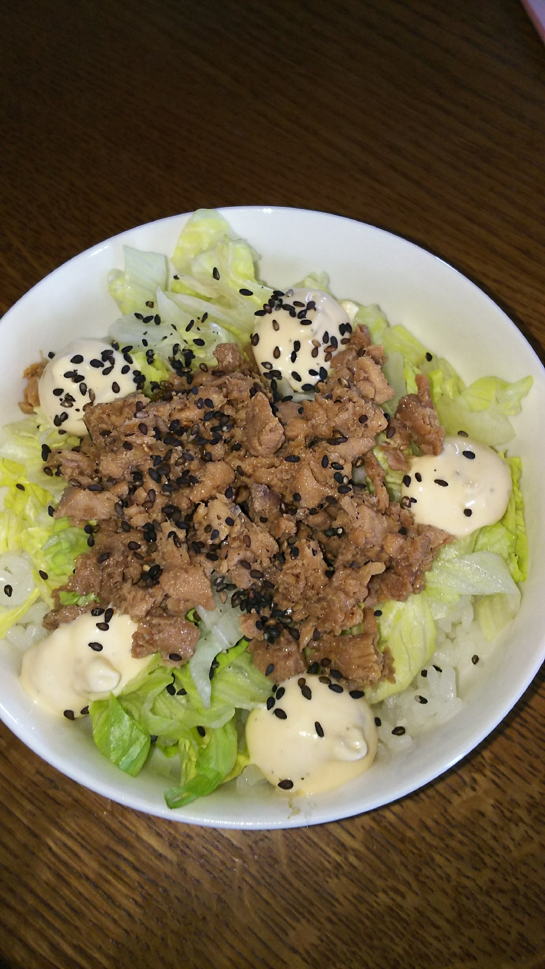 レタスとマグロフレークのタルタル丼